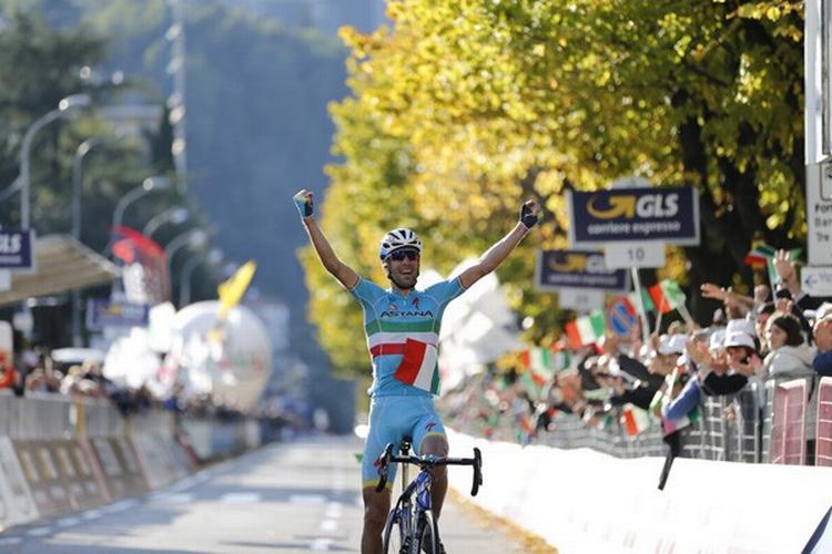 Sådan tog det sig ud, da Vincenzo Nibali for to år siden jublende krydsede målstregen i Como som vinder af Il Lombardia. Foto: Ansa. 
