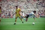  Gheorghe Hagi i nærkamp med Argentinas Jose Chamot ved VM i USA i 1994. Her nåede Rumænien frem til kvartfinalen. 