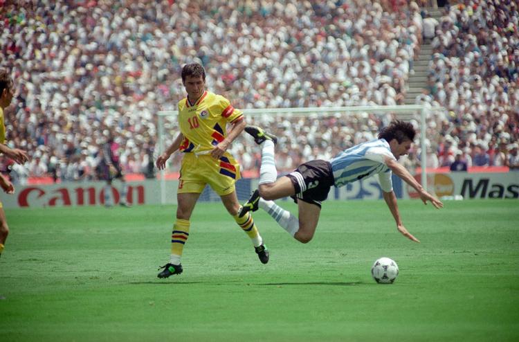  Gheorghe Hagi i nærkamp med Argentinas Jose Chamot ved VM i USA i 1994. Her nåede Rumænien frem til kvartfinalen. 