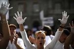 Hvidklædte demonstranter på Sant Jaume-pladsen i Barcelona i dag.  