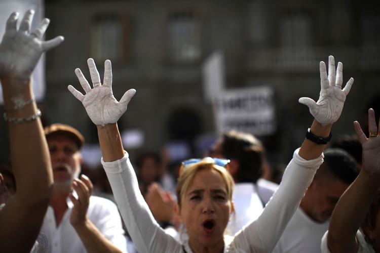 Hvidklædte demonstranter på Sant Jaume-pladsen i Barcelona i dag.  