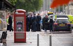 Britisk politi er talstærkt til stede, hvor bilen kørte ind i mennesker på fortorvet. Politiet kan endnu ikke sige, om de behandler sagen som terror.  