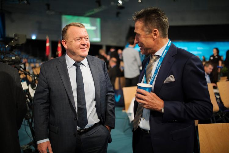 Statsminister Lars Løkke Rasmussen taler med sin forgænger, Anders Fogh Rasmussen, på Venstres landsmøde i Vejle. 
