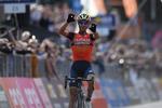 Vincernzo Nibali passerer målstregen og signalerer med fingrene på den ene hånd formet som et nul og de fem på den anden strittende i vejret, at triumfen i Il Lombardia var karrierens sejr nr. 50. Foto: LaPresse-Ferrari/Alpozzi. 
