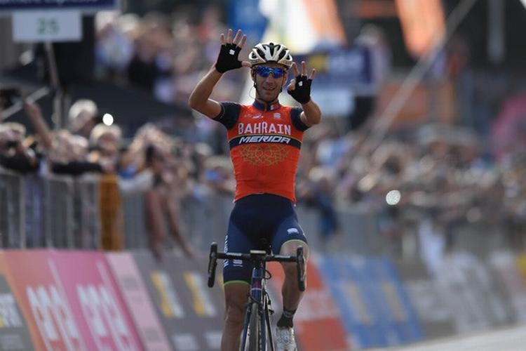 Vincernzo Nibali passerer målstregen og signalerer med fingrene på den ene hånd formet som et nul og de fem på den anden strittende i vejret, at triumfen i Il Lombardia var karrierens sejr nr. 50. Foto: LaPresse-Ferrari/Alpozzi. 