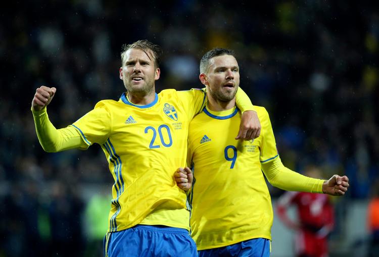 Marcus Berg (th.) var med fire mål den store individualist hos Sverige. Her jubler han sammen med  Ola Toivonen. 
