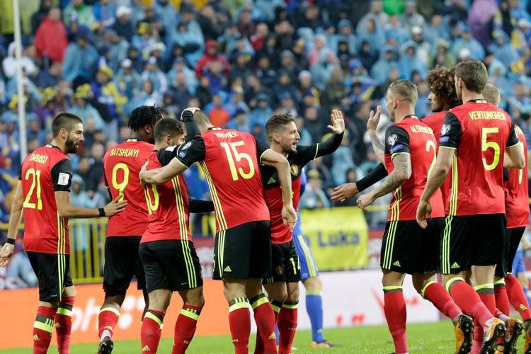 Belgiens Dries Mertens (i midten) fejrer sin scoring sammen med sine holdkammerater.  