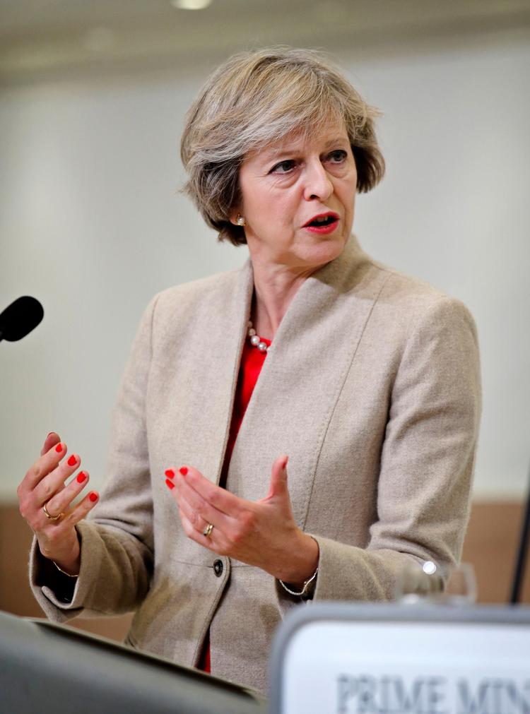 Nu skriver vi 2017, og nu vil Theresa May gerne have følgende budskab igennem: Vi vil ud af EU, men vi vil ikke rigtigt ud af EU. 