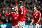 Christian Eriksen, Nicklas Bendtner og Thomas Delaney jubler efter scoringen til 1-0.
   