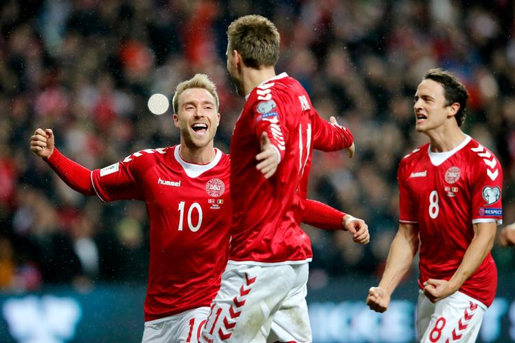 Christian Eriksen, Nicklas Bendtner og Thomas Delaney jubler efter scoringen til 1-0.
   