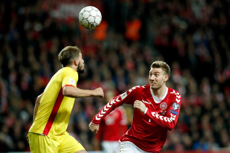 Nicklas Bendtner scorede for Danmark, men målet blev uretmæssigt underkendt, da linjevogteren vinkede for offside.  