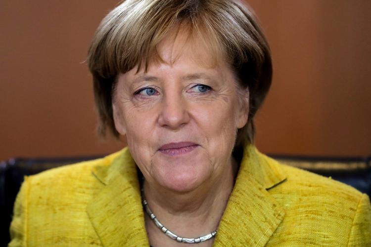 
   Svækket af intern kritik er Angela Merkel gået ind i de konkrete forhandlinger om dannelse af ny regering. 