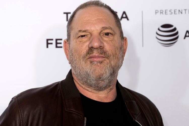 Harvey Weinstein er fortid hos Weinstein Company. 
   