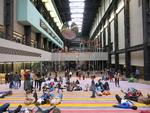Tag pladsag plads under pendulet i Tate Modern. Så kan du tænke tanker, tage en selfie eller bare kigge ud i luften.  
