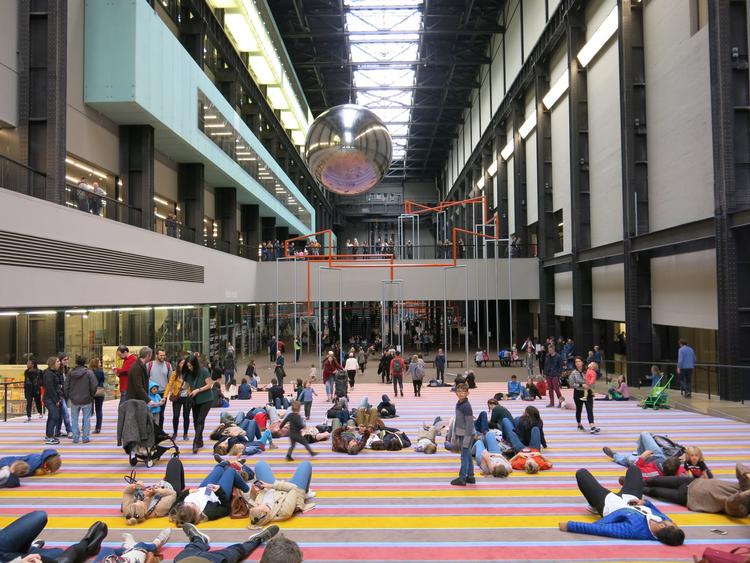 Tag pladsag plads under pendulet i Tate Modern. Så kan du tænke tanker, tage en selfie eller bare kigge ud i luften.  