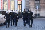 Politiet har adskillige betjente på plads uden for dagens retssag. 