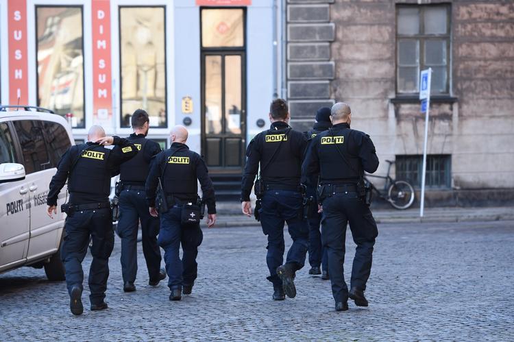 Politiet har adskillige betjente på plads uden for dagens retssag. 