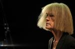 Selvom Carla Bley er blevet en ældre dame, er der stadig knald på musikken, når den markante komponist og pianist styrer løjerne på scenen. 
