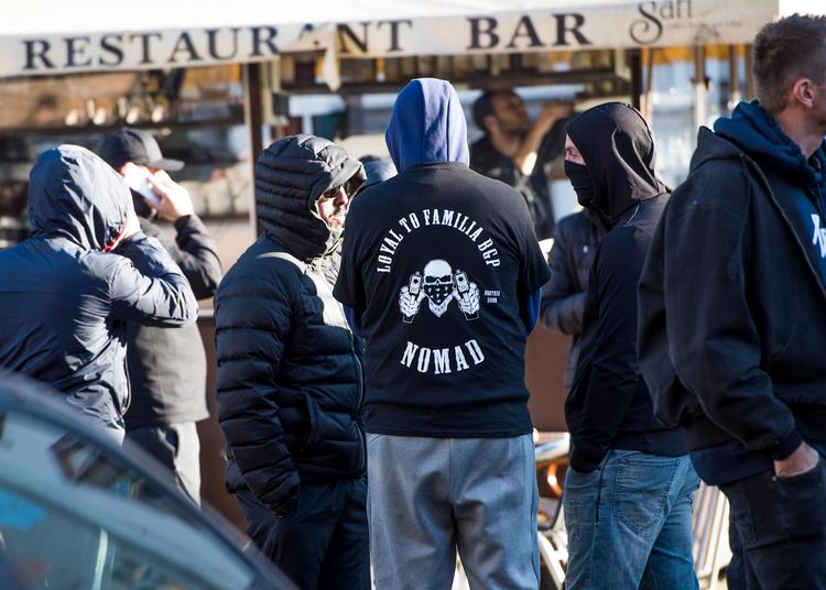 
    En række medlemmer af Loyal to Familia var mandag mødt op ved byretten i København under sagen.
   