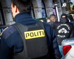 Politiet var på plads uden for Københavns Byret under sagen mod Shuaib Khan i går. Det samme var et medlem Khans bande, Loyal To Familia. 