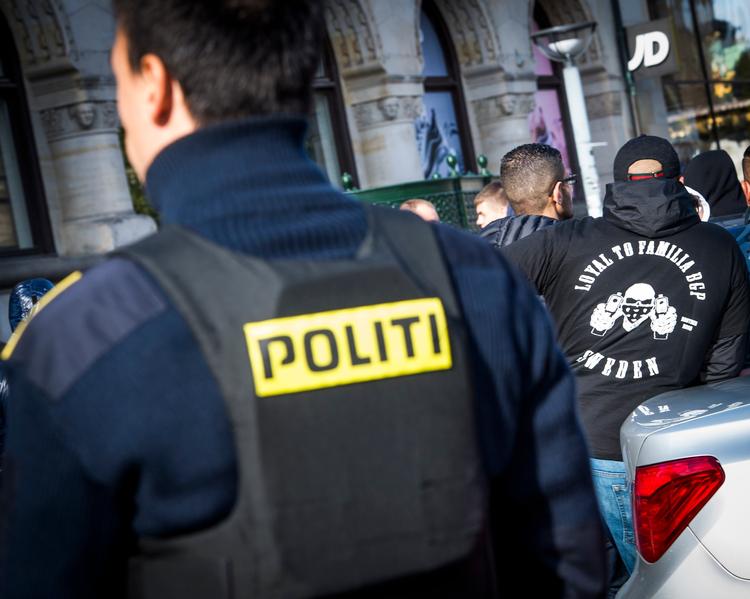 Politiet var på plads uden for Københavns Byret under sagen mod Shuaib Khan i går. Det samme var et medlem Khans bande, Loyal To Familia. 