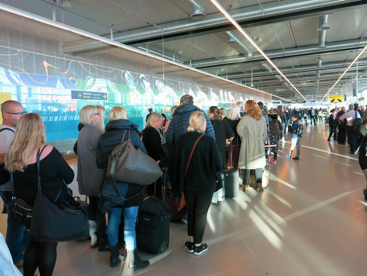 Fem fly ankom næsten samtidig i Københavns Lufthavns Go-finger. Det gav lang kø ved paskontrollen. Foto: Allan Graubæk
 
 