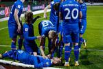Gylfi Sigurdsson (liggende) scorede til 1-0 og assisterede ved 2-0-målet, da Island spillede sig til VM.  
