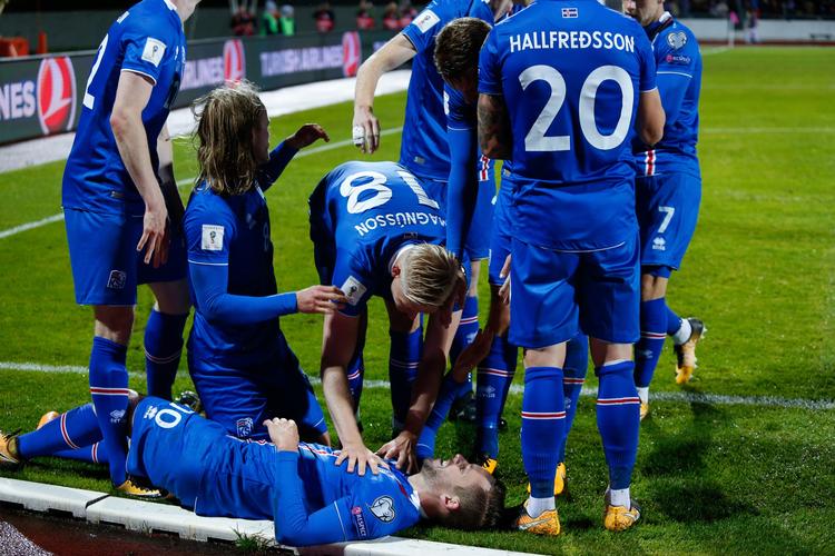 Gylfi Sigurdsson (liggende) scorede til 1-0 og assisterede ved 2-0-målet, da Island spillede sig til VM.  