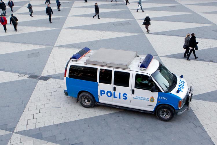 Malmøs kirkegårdsgravere skal nu på kursus i at håndtere truslerne fra bevæbnede deltagere i begravelser. I Gøteborg er politiet med ved 'risikobegravelser'. 
