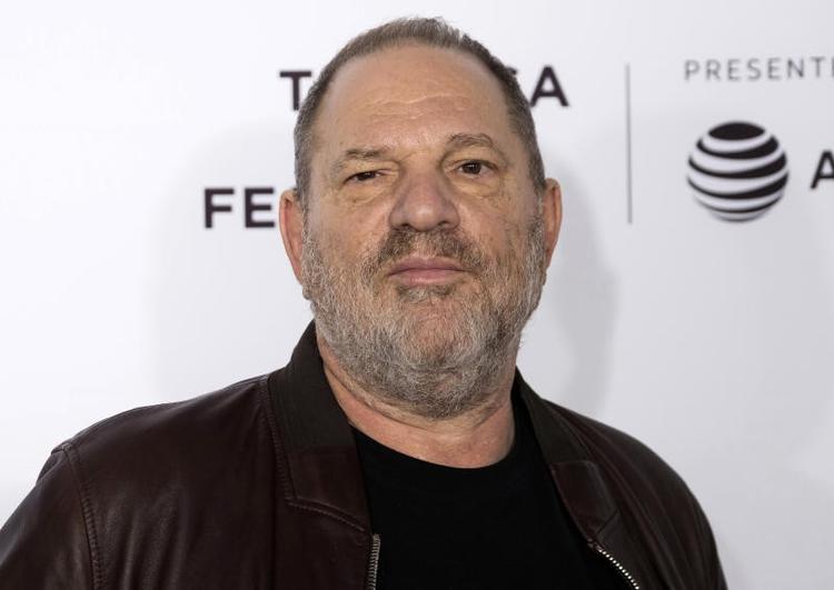 I sagen om Harvey Weinstein er det primært kvinder, der står frem og fordømmer ham. Mændene har været påfaldende tavse. 