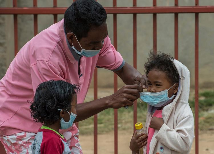 Børn i Madagaskars hovedstad Antananarivo får ansigtsmasker på for at beskytte dem med den luftbårne lungepestsmitte. 
