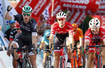 Ireren Sam Bennett vinder 1. etape i Tyrkiet Rundt foran italieneren Marco Benfatto (t.h.) og belgieren Edward Theuns. 