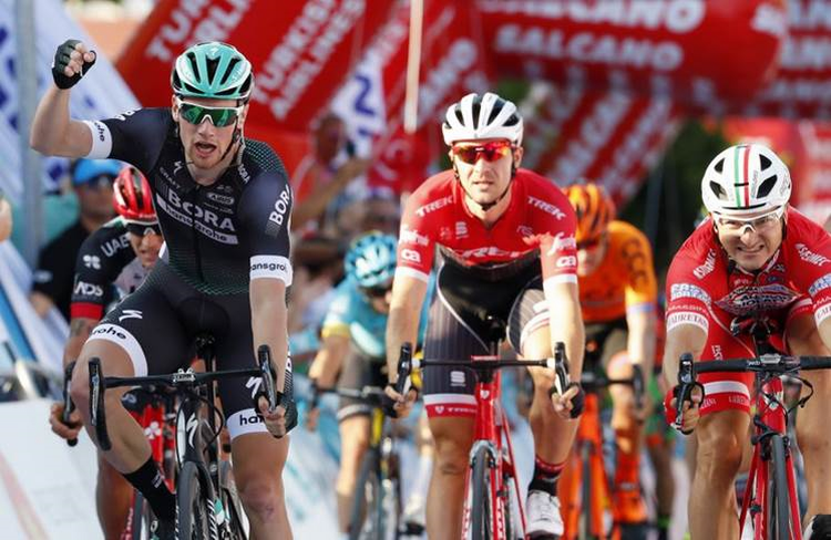 Ireren Sam Bennett vinder 1. etape i Tyrkiet Rundt foran italieneren Marco Benfatto (t.h.) og belgieren Edward Theuns. 