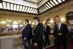 Den catalanske præsident Carles Puigdemont på vej ind til den tale, ikke bare hans tilhængere og resten af Spanien ventede på. Men det truende brud udeblev. 