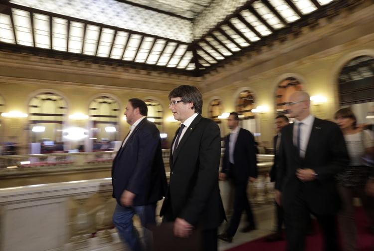 Den catalanske præsident Carles Puigdemont på vej ind til den tale, ikke bare hans tilhængere og resten af Spanien ventede på. Men det truende brud udeblev. 