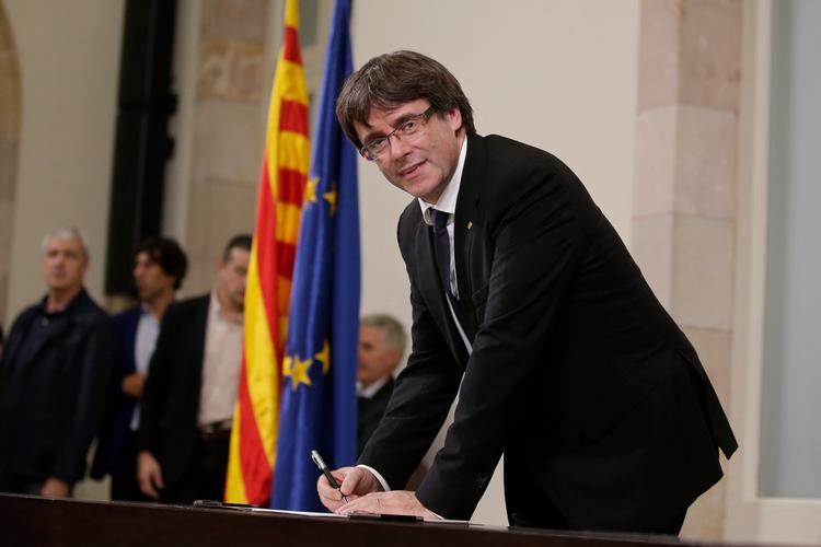 Underskriften er sat nogle timer efter, at Puigdemont holdt en tale i den spanske regions parlament i Barcelona. 
