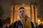 En eftertænksom tilhænger af Catalansk uafhængighed ved en demonstration i Barcelona i går.  