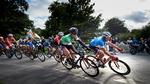 Mads Pedersen (forrest i den blå førertrøje) vandt PostNord Danmark Rundt i september. Han er et lysende eksempel på en af de mange unge ryttere, der har fået et gennembrud på den internationale cykelscene. 