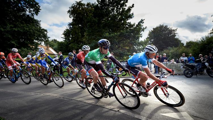Mads Pedersen (forrest i den blå førertrøje) vandt PostNord Danmark Rundt i september. Han er et lysende eksempel på en af de mange unge ryttere, der har fået et gennembrud på den internationale cykelscene. 