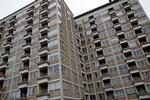 Der bor mere end en million lejere i landets knapt 600.000 almene boliger som for eksempel Bellahøj-husene, der  blev opført mellem 1950 og 1956. De i alt 28 tårne ligger spredt ud over et grønt omårde på Københavns højeste punkt. 

   