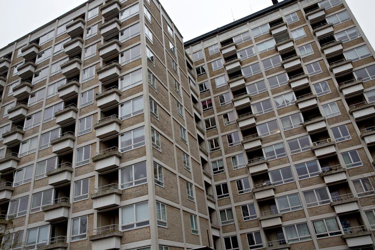 Der bor mere end en million lejere i landets knapt 600.000 almene boliger som for eksempel Bellahøj-husene, der  blev opført mellem 1950 og 1956. De i alt 28 tårne ligger spredt ud over et grønt omårde på Københavns højeste punkt. 

   