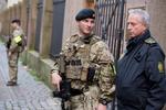 Soldater bevogter den jødiske synagoge i Krystalgade i København. 