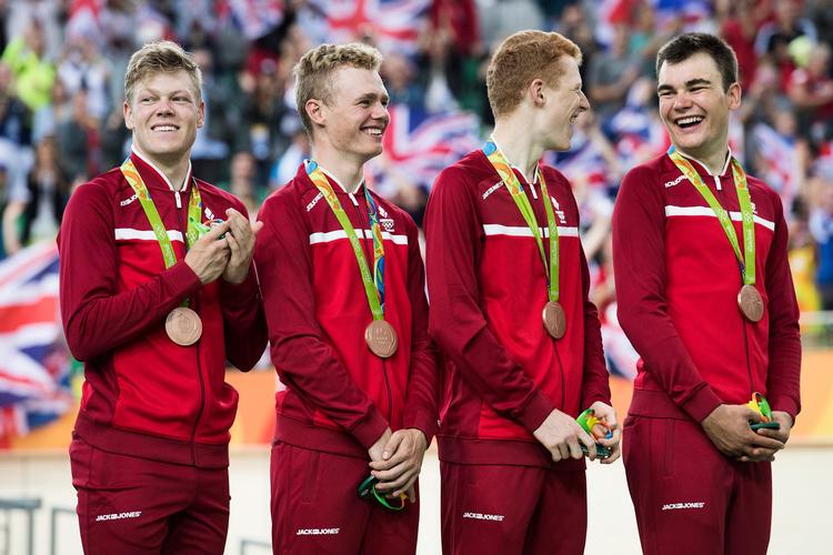 De store smil var fremme da fra venstre Lasse Norman, Niklas Larsen, Frederik Rodenberg og Casper Folsach stod på sejrsskamlen i Rio med bronzemedaljerne om halsen. Ved den aktuelle sæsonstart er kun Niklas Larsen og Casper Folsach til rådighed.
   