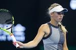 Caroline Wozniacki skrev autografer til publikum i Hongkong, inden hun forlod arenaen.  