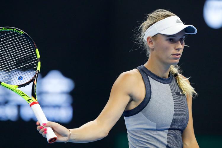 Caroline Wozniacki skrev autografer til publikum i Hongkong, inden hun forlod arenaen.  
