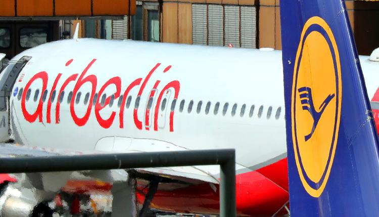 81 rød-hvide fly fra Air Berlin kan snart blive iført Lufthansas blå-gule farver. 