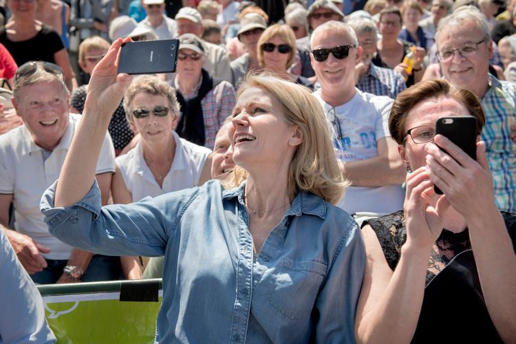 Helle Thorning-Schmidt fik taget en del selfies i sin tid som statsminister. Her er hun på Folkemødet på Bornholm i 2015. 
   