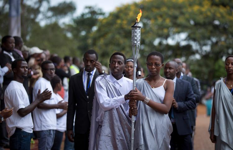 En procession bar i 2014 en erindringens flamme gennem Rwanda på 20-året for folkedrabet i landet. Landet kæmper fortsat med at få de ansvarlige for uhyrlighederne opsporet og stillet for retten. 