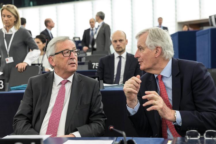 EU's chefforhandler Michel Barnier (til højre) sammen med kommisionsformand  Jean-Claude Juncker. 