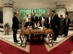 Azzam al-Ahmad fra Fatah (til højre) og Hamas' Saleh al-Arouri (til venstre) underskrev dagens store aftale i Kairo. 